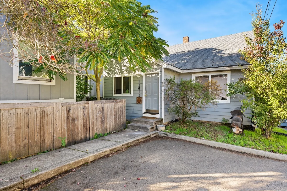 Pine Street Recovery Housing - Photo 2