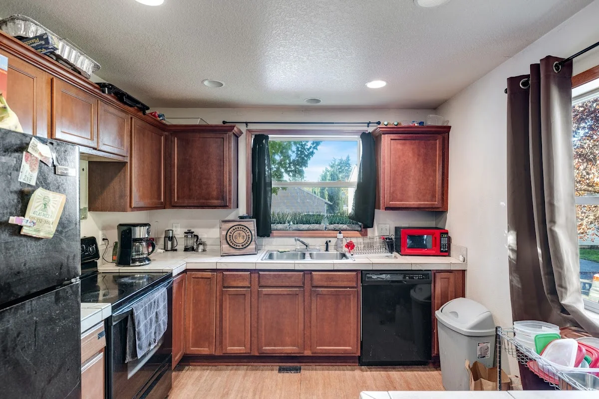 Pine Street Recovery Housing - Photo 4